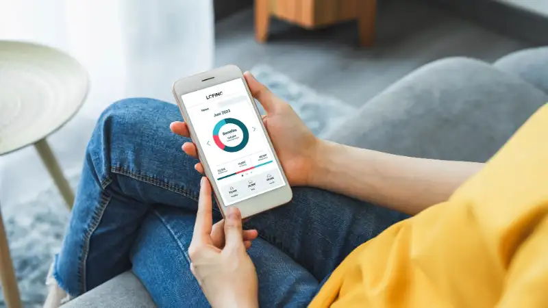 Frau sitzend mit Smartphone und Lofino-App