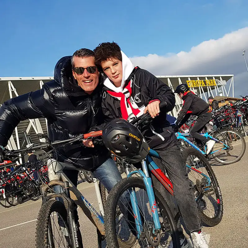 Vater und Sohn radeln als Fahrradfans zum SC