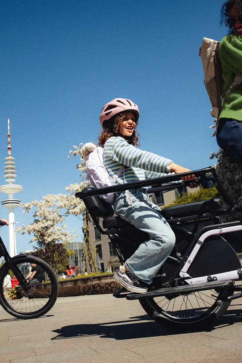Junge Familie mit Leasing-e-Bike und Lastenrad von JobRad