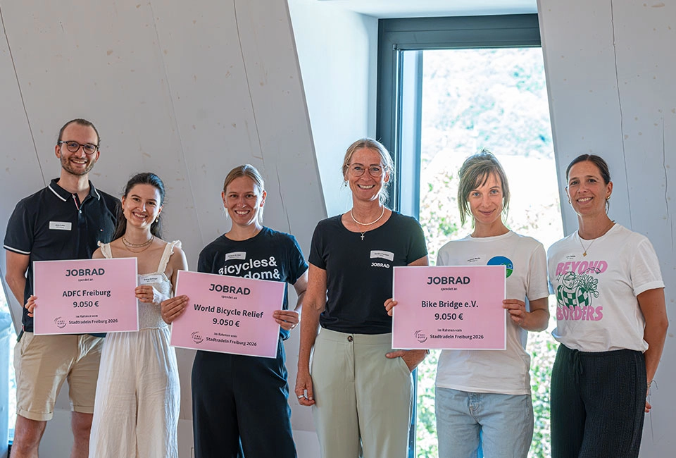 Sandra Prediger mit Vertreter:innen der Spendenorganisationen des Stadtradelns 2026