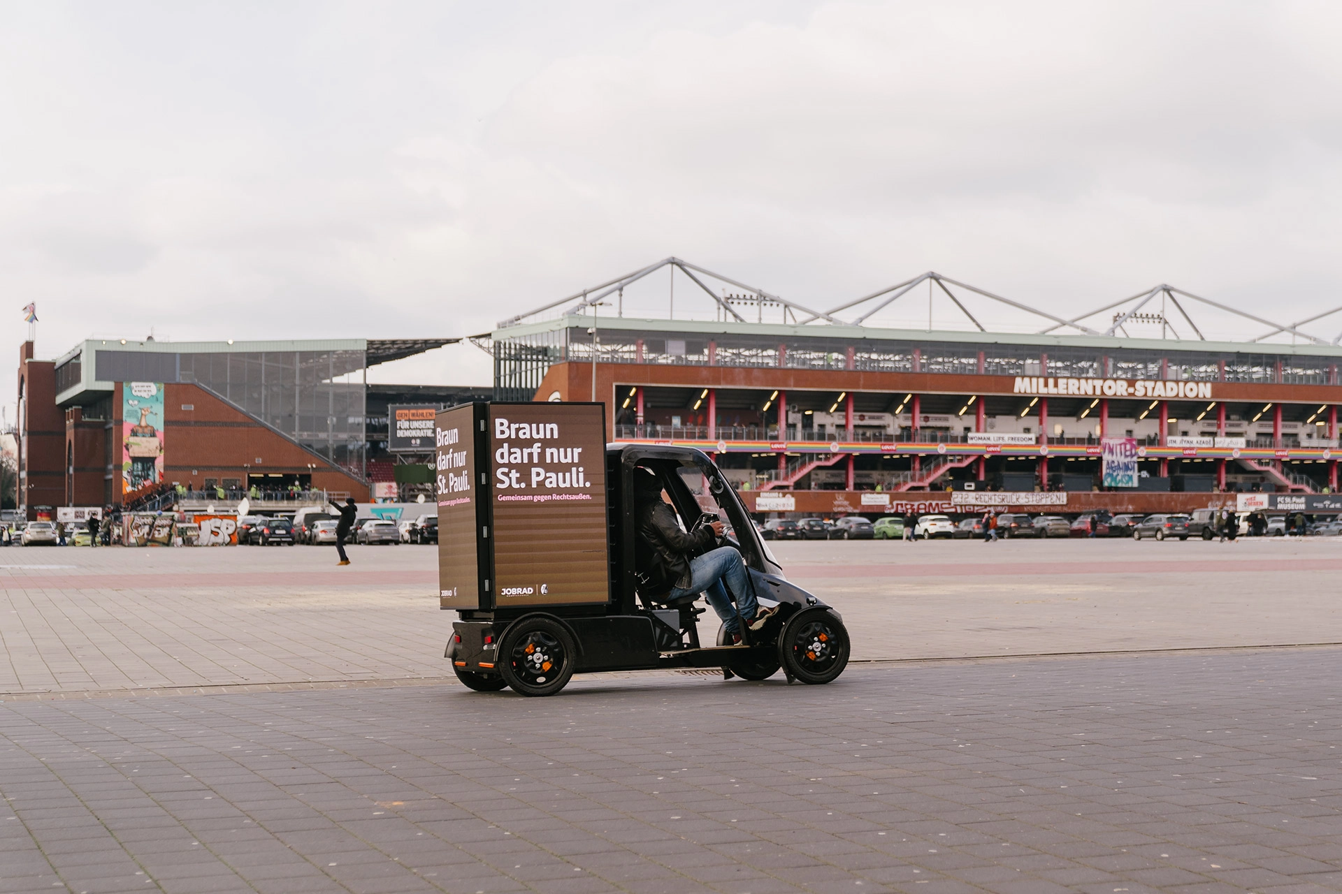 Aktion "Braun darf nur St. Pauli" auf Fahrrad LED Fläche vor dem Stadion St.Pauli